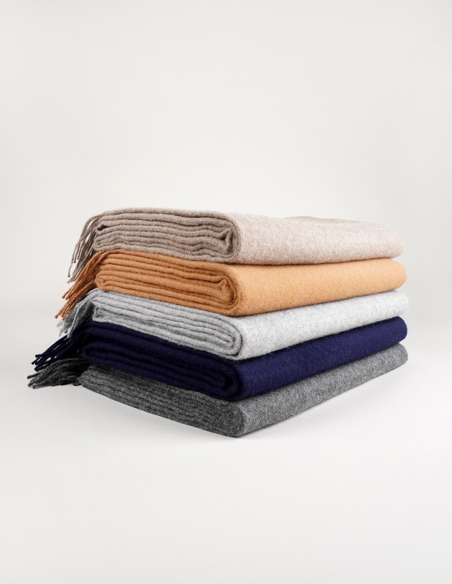 Balmuir Wohndecken Lucca aus baby Alpaka in vielen Farben bei Daunenspiel