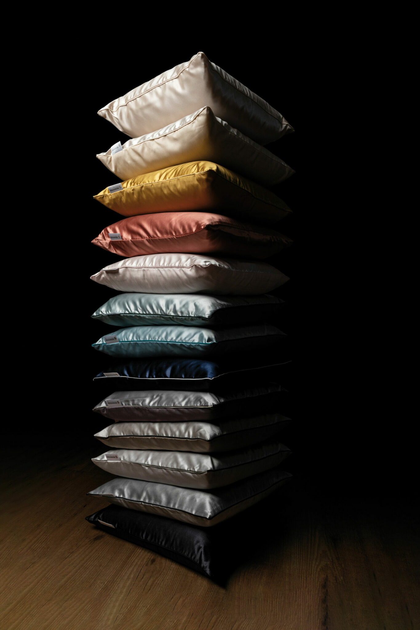 seidenweber_2023_Helios_Kissenturm Edle Seidenbettwäsche von Seidenweber Collection bei Daunenspiel online
