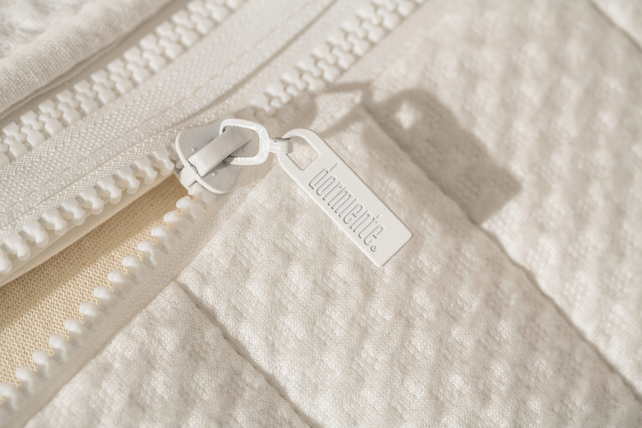 Topper_Reissverschluss_Moodbild-web Dormiente Topper gefüllt mit Naturlatex, 100% nachhaltig im Daunenspiel Onlineshop erhältlich