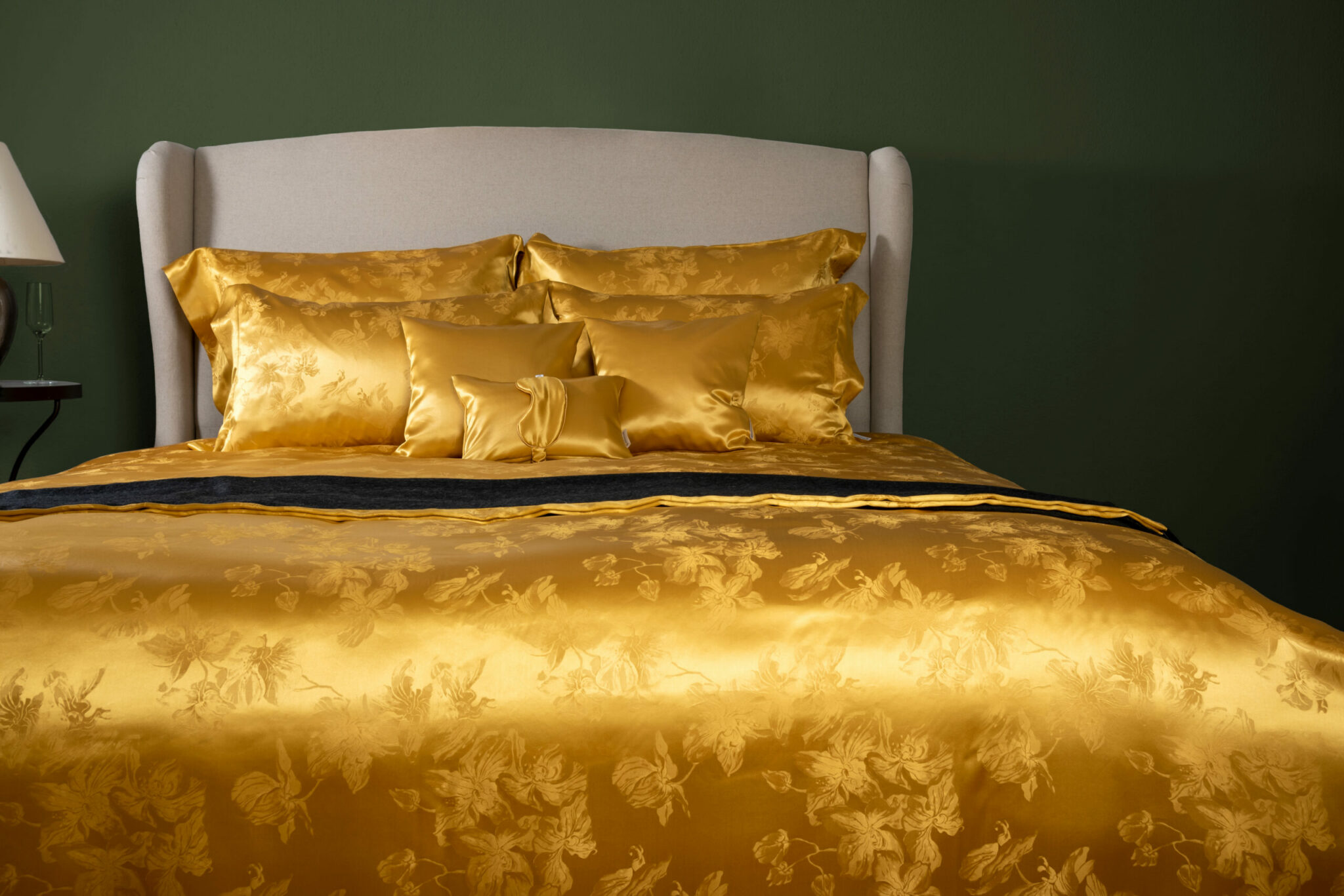 Seidenweber Ada-gold-(piece-dyed)-Bett Seidenweber Seidenbettwäsche ADA in Farbe Gold im Daunenspiel online-shop