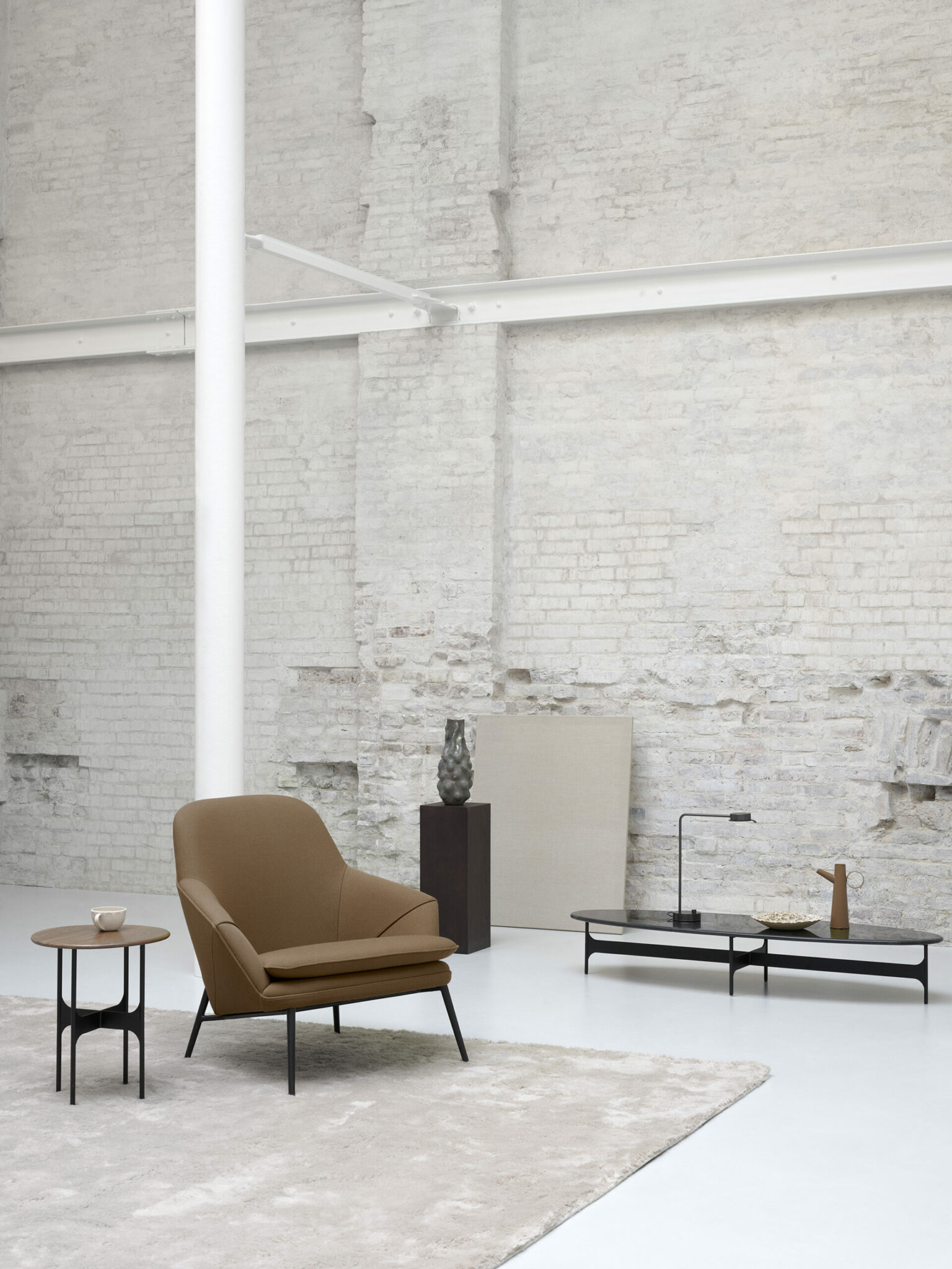 Hug_chair_Steelcut 2 265, Floema_tables, Elba_oat_72 dpi