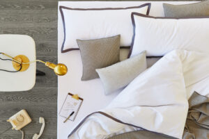 Satinbettwäsche ONE mit Steg in diversen Farben von Decode by Luiz im Daunenspiel ONlineshop