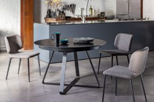 Midj Tisch Paul mit Ausziehfunktion und Sessel Wrap bei Daunenspiel