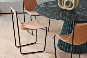 Midj Stuhl Apelle mit Armelene in Kernleder im Daunenspiel Online-Shop