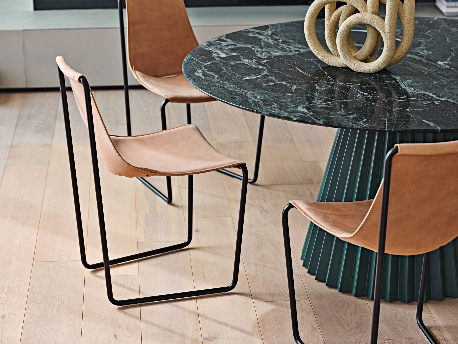 253 Apelle, Plissé Midj Stuhl Apelle mit Armelene in Kernleder im Daunenspiel Online-Shop