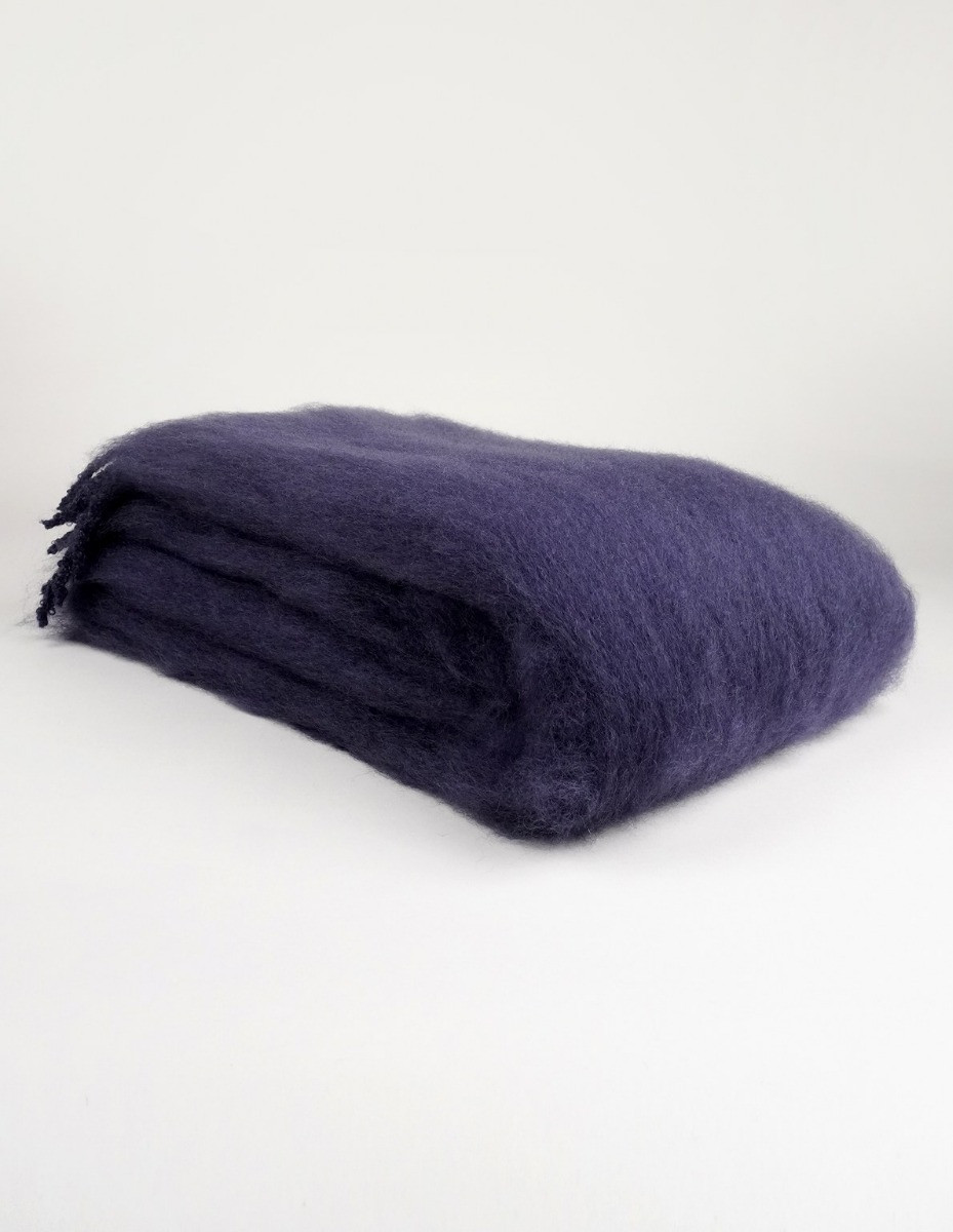 balmuir_aurora_throw_dark_navy_.lores Balmuir Wohndecken Aurora aus Mohair in vielen Farben bei Daunenspiel