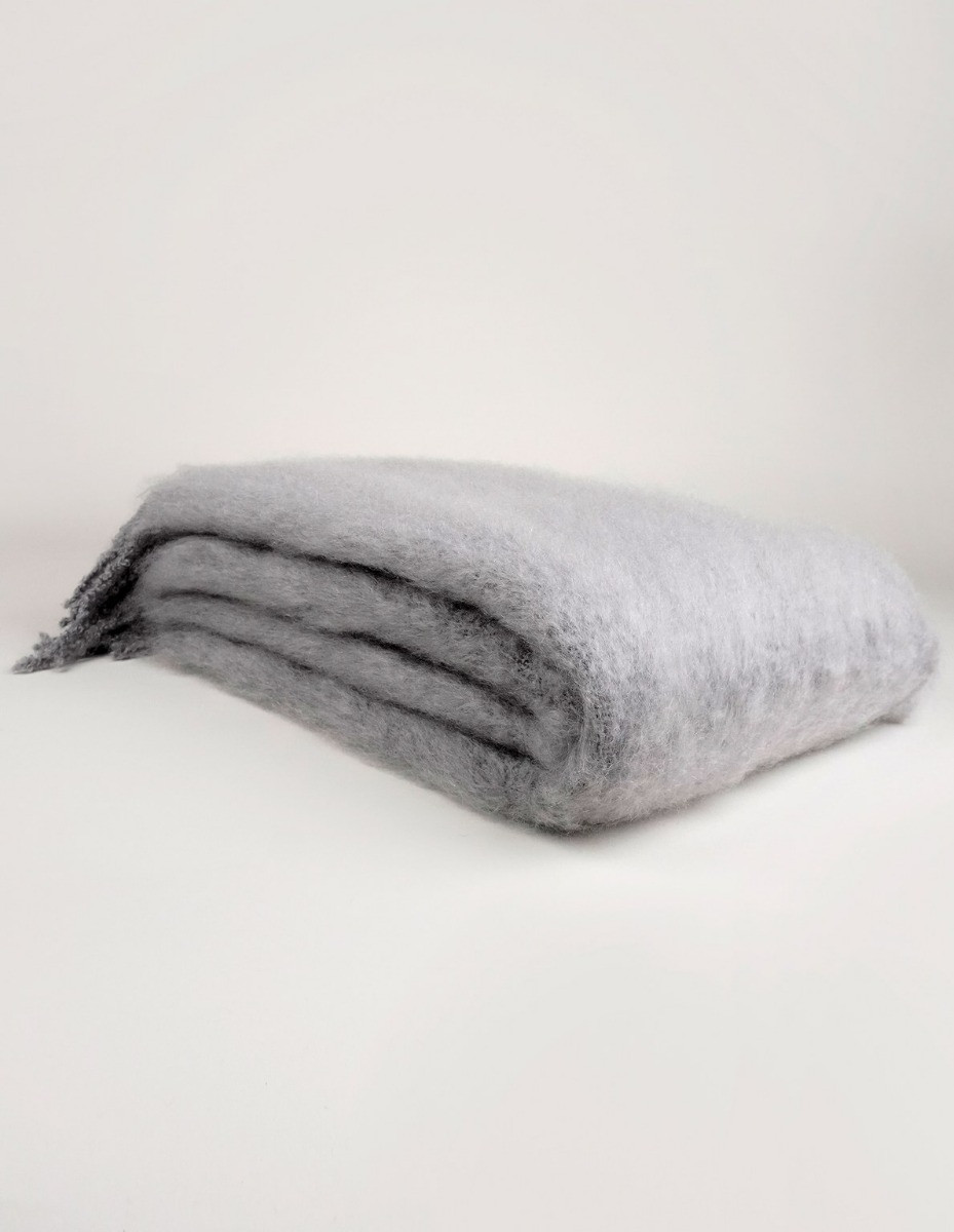 balmuir_aurora_throw_lightgrey_lores Balmuir Wohndecken Aurora aus Mohair in vielen Farben bei Daunenspiel