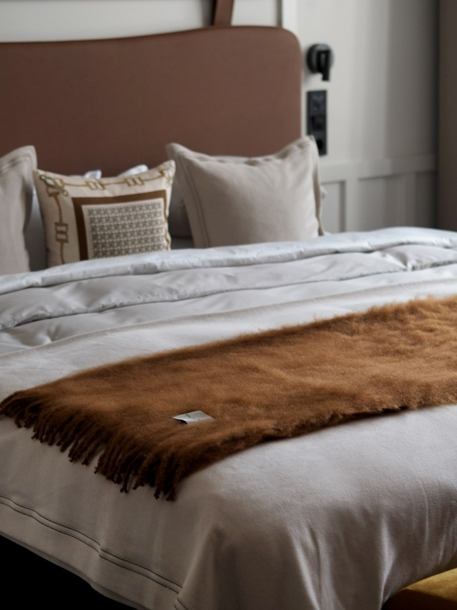 balmuir_aurora_throw_wholegrain_cassia_bedspread_taupe Balmuir Wohndecken Aurora aus Mohair in vielen Farben bei Daunenspiel