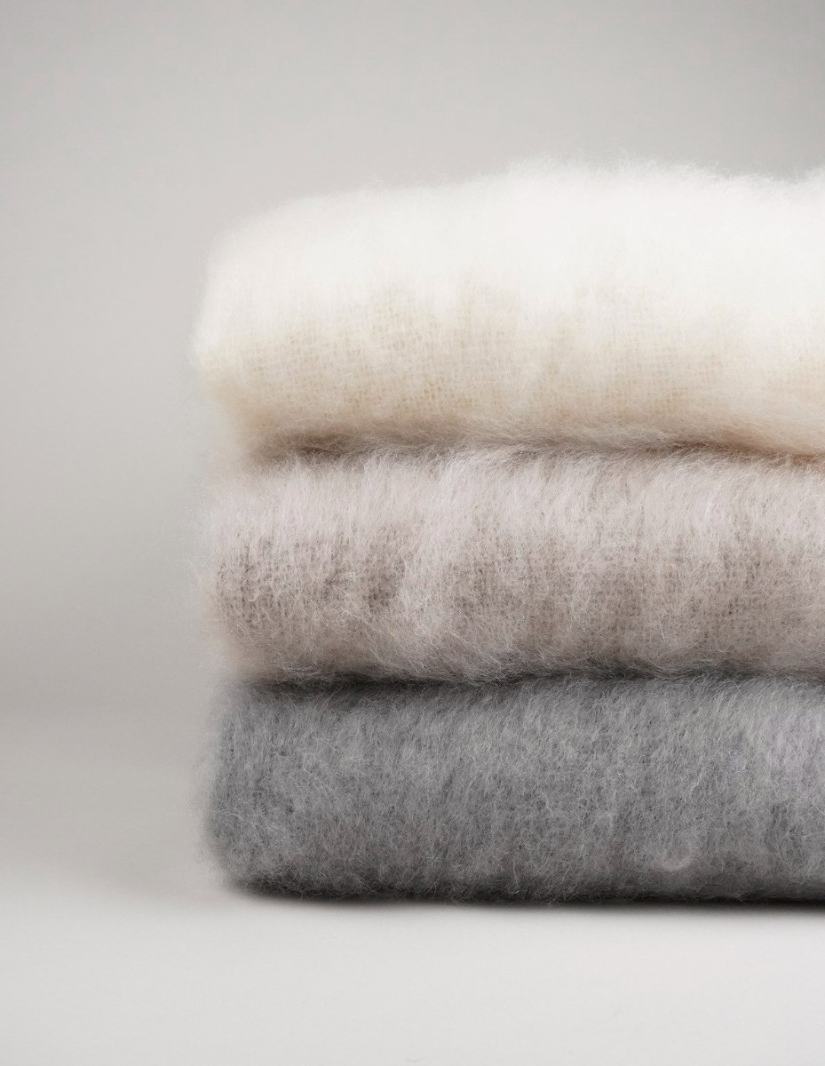 balmuir_aurora_throws_mink_snowwhite_lightgrey Balmuir Wohndecken Aurora aus Mohair in vielen Farben bei Daunenspiel