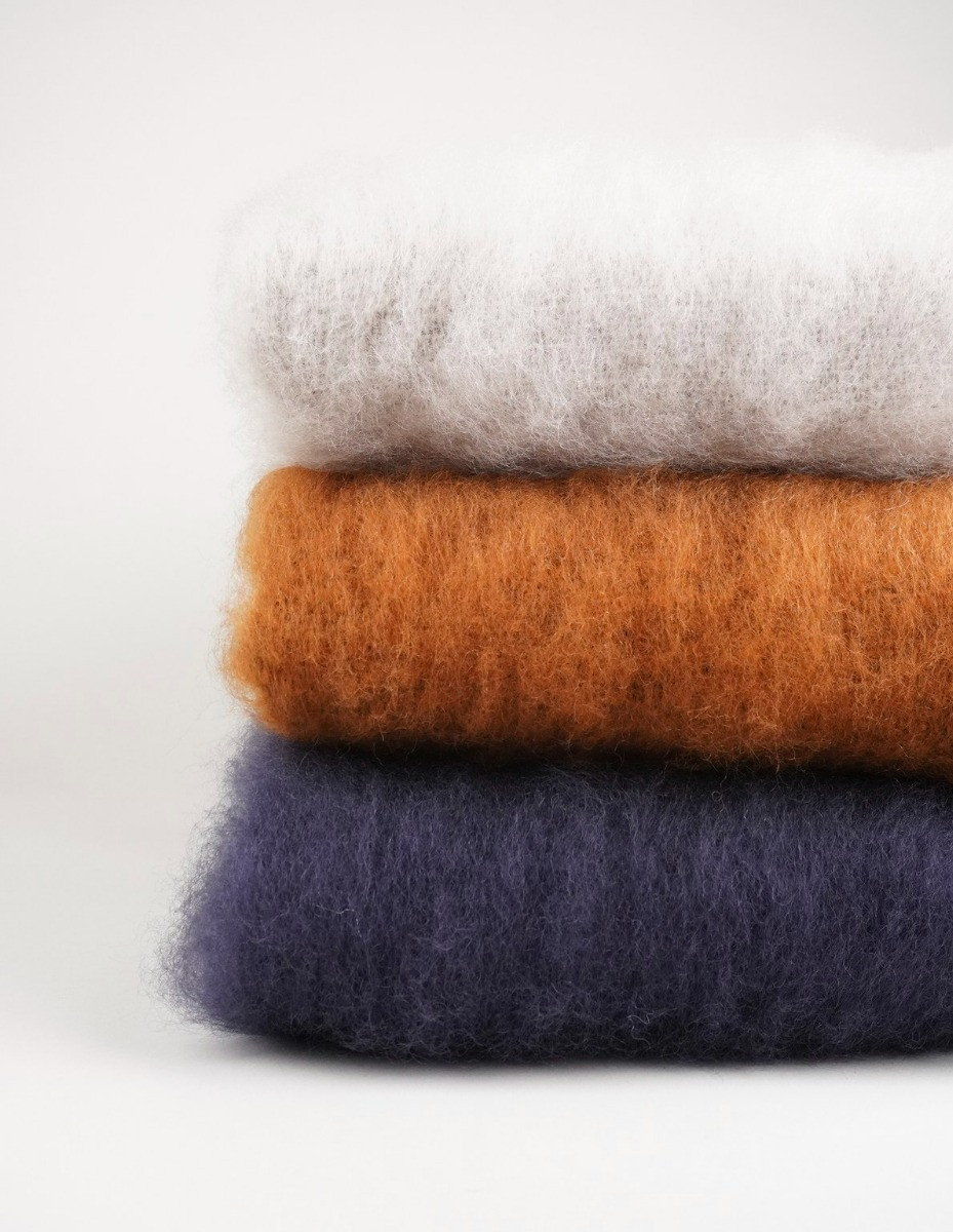 balmuir_aurora_wholegrain_dark_navy_mink Balmuir Wohndecken Aurora aus Mohair in vielen Farben bei Daunenspiel