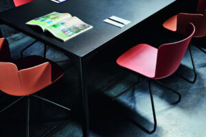 Midj Stuhl Calla in Hartschale in diversen Farben