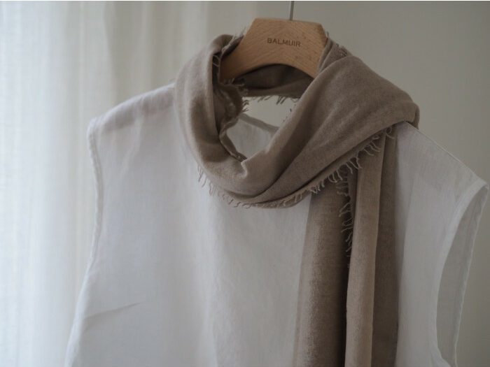balmuir_helsinki-scarf_light_taupe Balmuir Schal Helsiniki bei Daunenspiel im Online-Shop