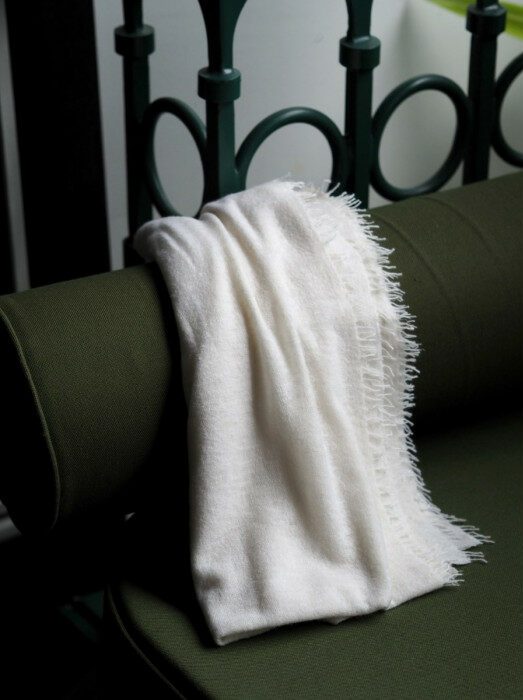 balmuir_helsinki_scarf_ivory_1 Balmuir Schal Helsiniki bei Daunenspiel im Online-Shop