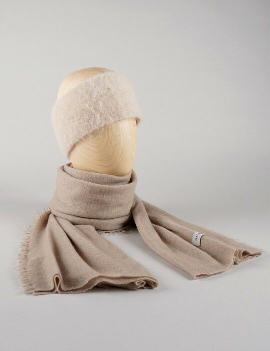 balmuir_mia_headband_oat_helsinki_scarf_light_taupe_web (1) Balmuir Mia Stirnband im Onlineshop von Daunenspiel