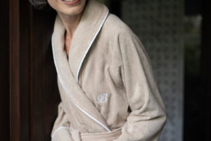 Der Bademantel Portofino besteht aus 100 % Baumwolle. Das Bademantel-Design zeichnet sich durch einen markanten Schalkragen und einen passenden Gürtel aus. Es ist mit Paspeldetails am Schalkragen und an den Ärmeln sowie einem raffiniert gestickten Markenlogo versehen. Unsere Portofino-Bademäntel werden in Portugal in perfekter Handarbeit gefertigt.